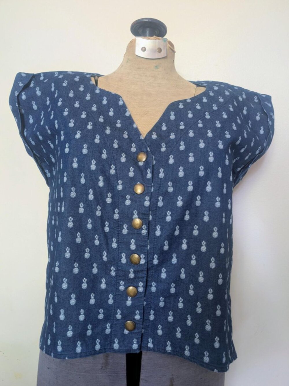 Annie 50 size small denim blue pineapple print snap front hi low top